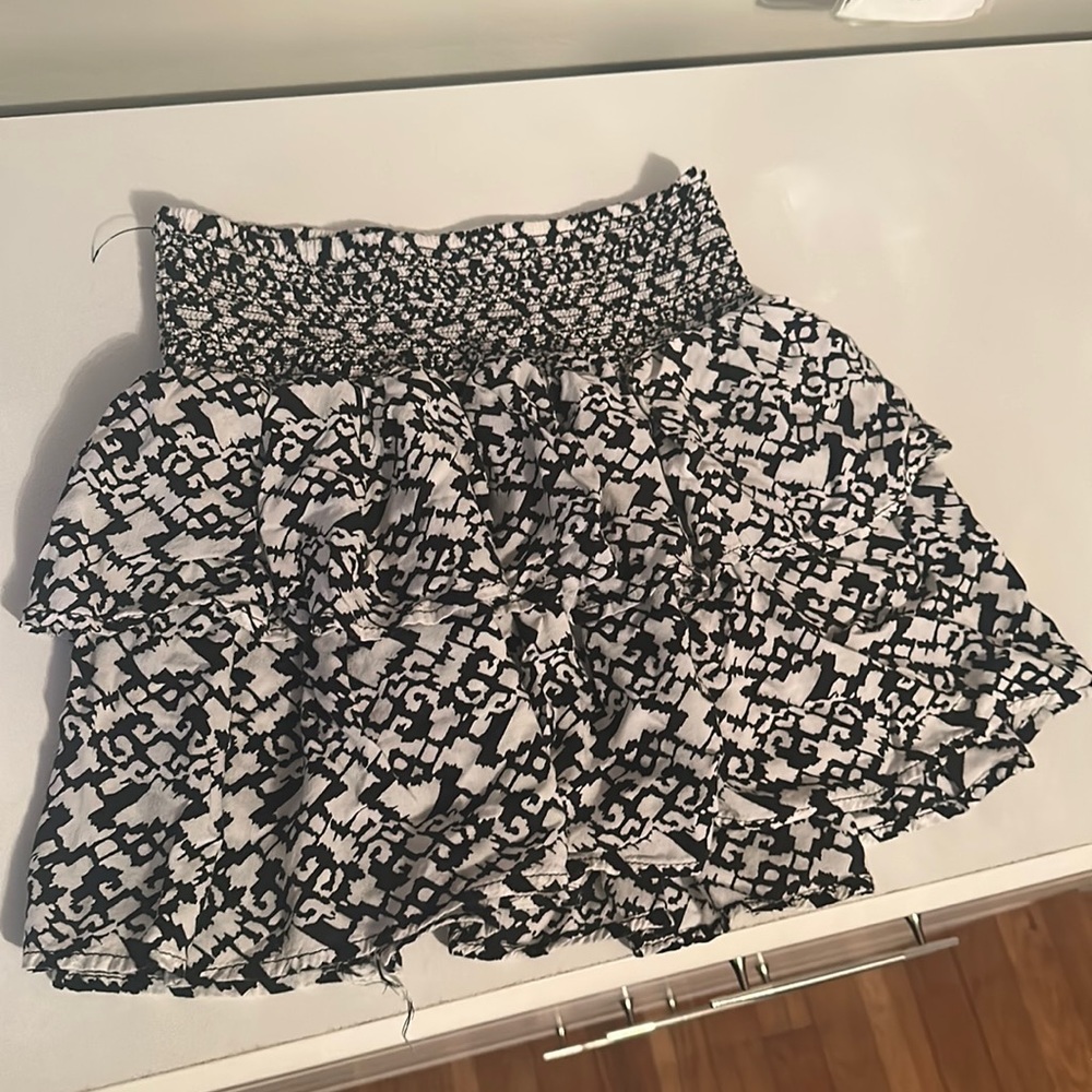 I am selling an XS black and white ruffled skirt from the brand Aeropostale.